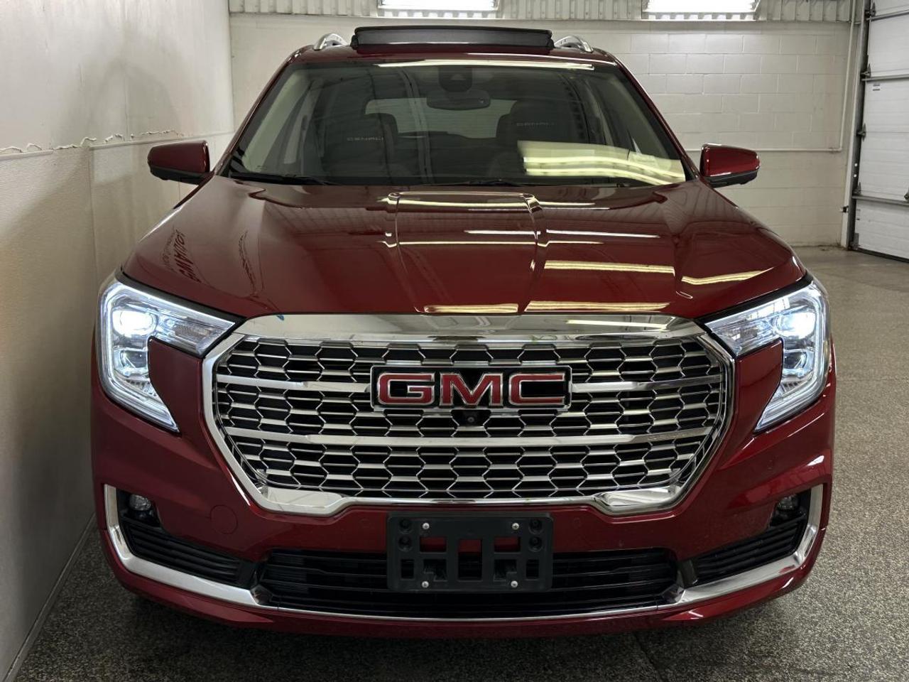2024 GMC Terrain Denali DENALI/AWD/LEATHER/PANOROOF/NAVI/26KM/OFF 1 OWNER LEASE! Photo