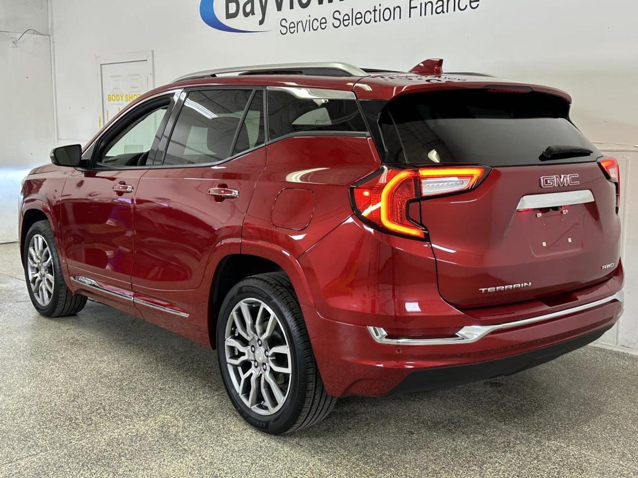 2024 GMC Terrain Denali DENALI/AWD/LEATHER/PANOROOF/NAVI/26KM/OFF 1 OWNER LEASE! Photo