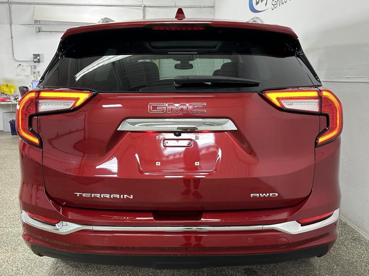 2024 GMC Terrain Denali DENALI/AWD/LEATHER/PANOROOF/NAVI/26KM/OFF 1 OWNER LEASE! Photo