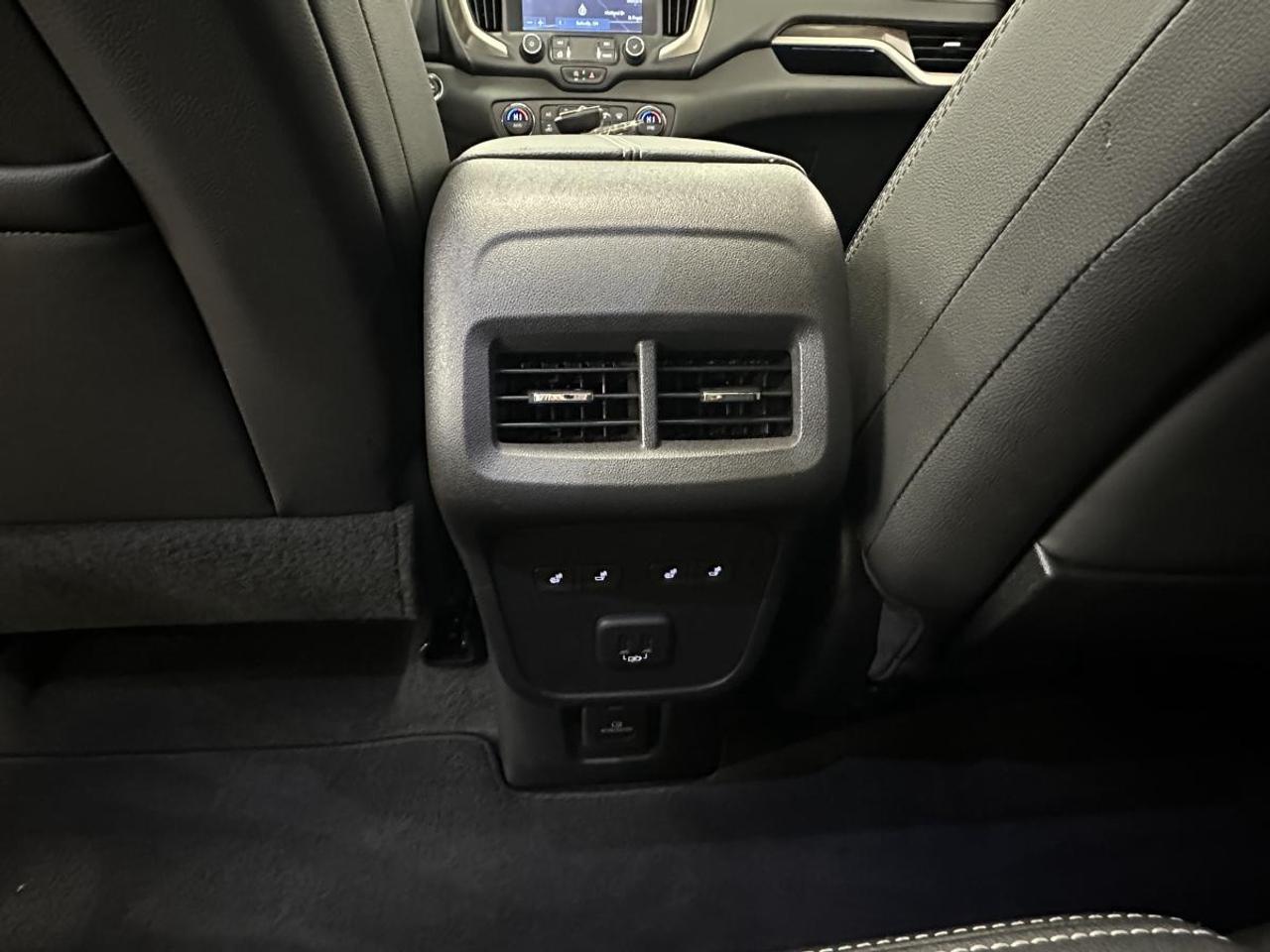 2024 GMC Terrain Denali DENALI/AWD/LEATHER/PANOROOF/NAVI/26KM/OFF 1 OWNER LEASE! Photo