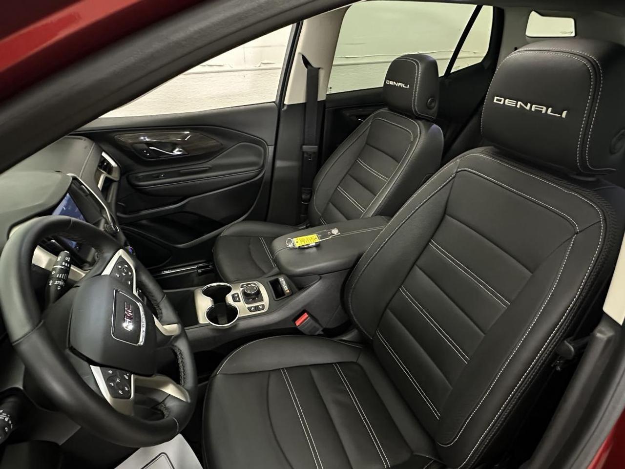 2024 GMC Terrain Denali DENALI/AWD/LEATHER/PANOROOF/NAVI/26KM/OFF 1 OWNER LEASE! Photo