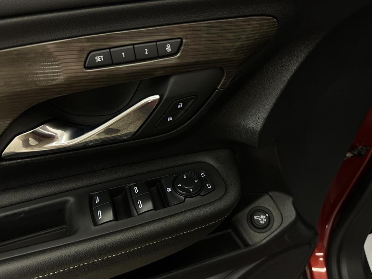 2024 GMC Terrain Denali DENALI/AWD/LEATHER/PANOROOF/NAVI/26KM/OFF 1 OWNER LEASE! Photo