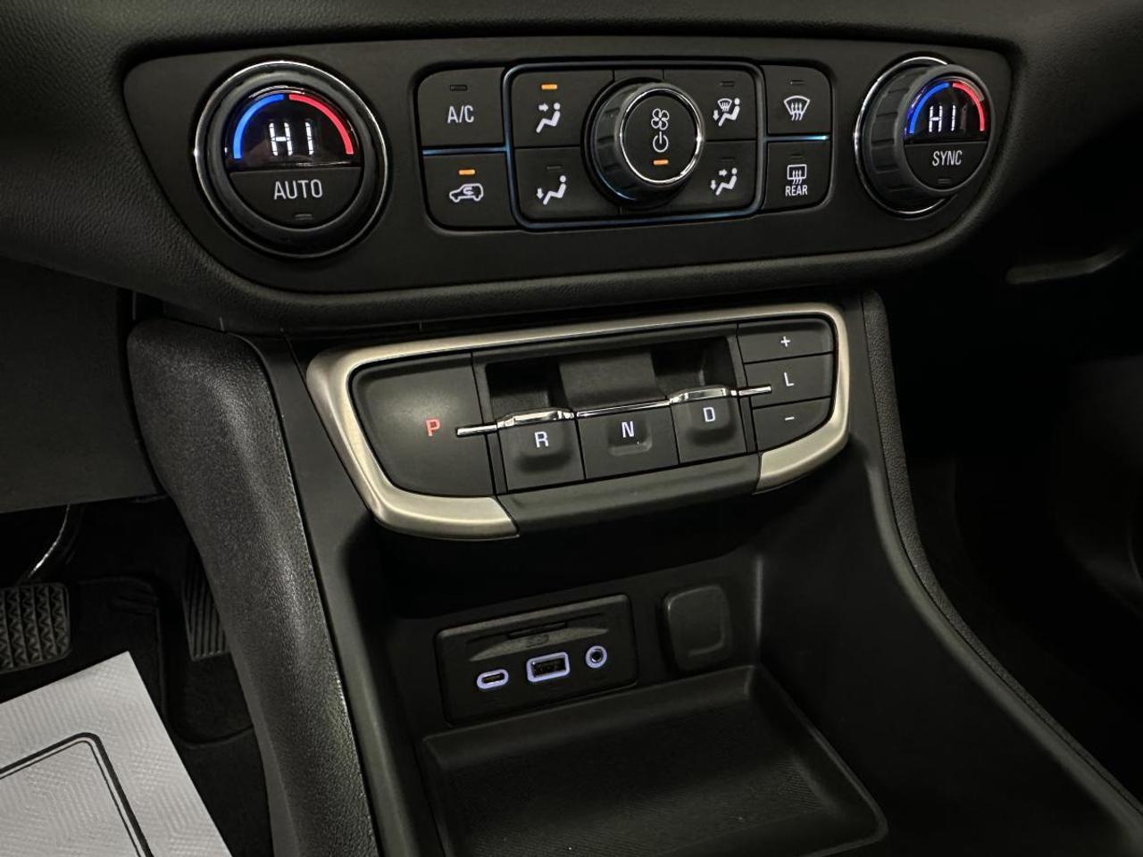 2024 GMC Terrain Denali DENALI/AWD/LEATHER/PANOROOF/NAVI/26KM/OFF 1 OWNER LEASE! Photo