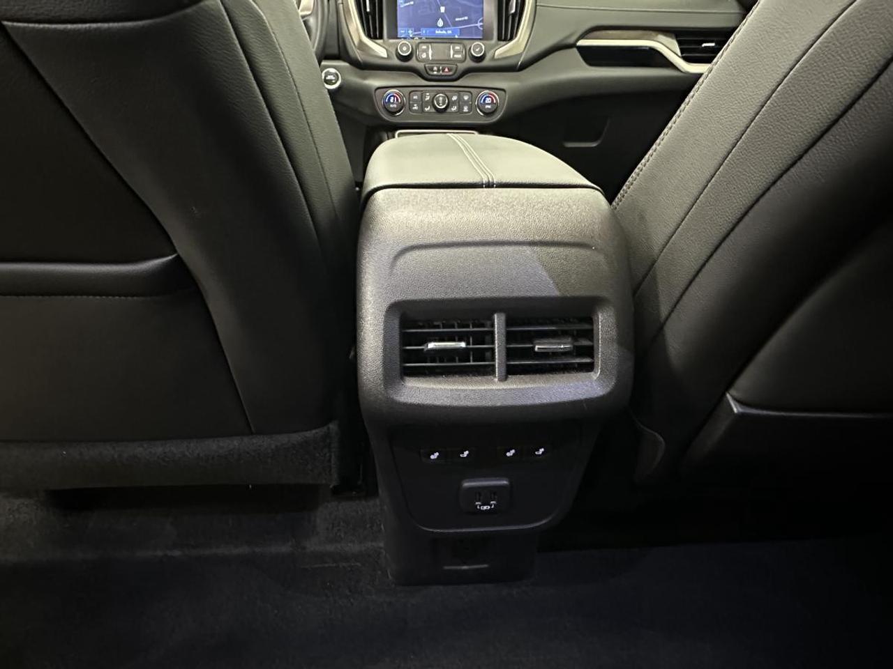 2024 GMC Terrain Denali DENALI/AWD/LEATHER/PANOROOF/NAVI/1 OWNER/28KM! Photo