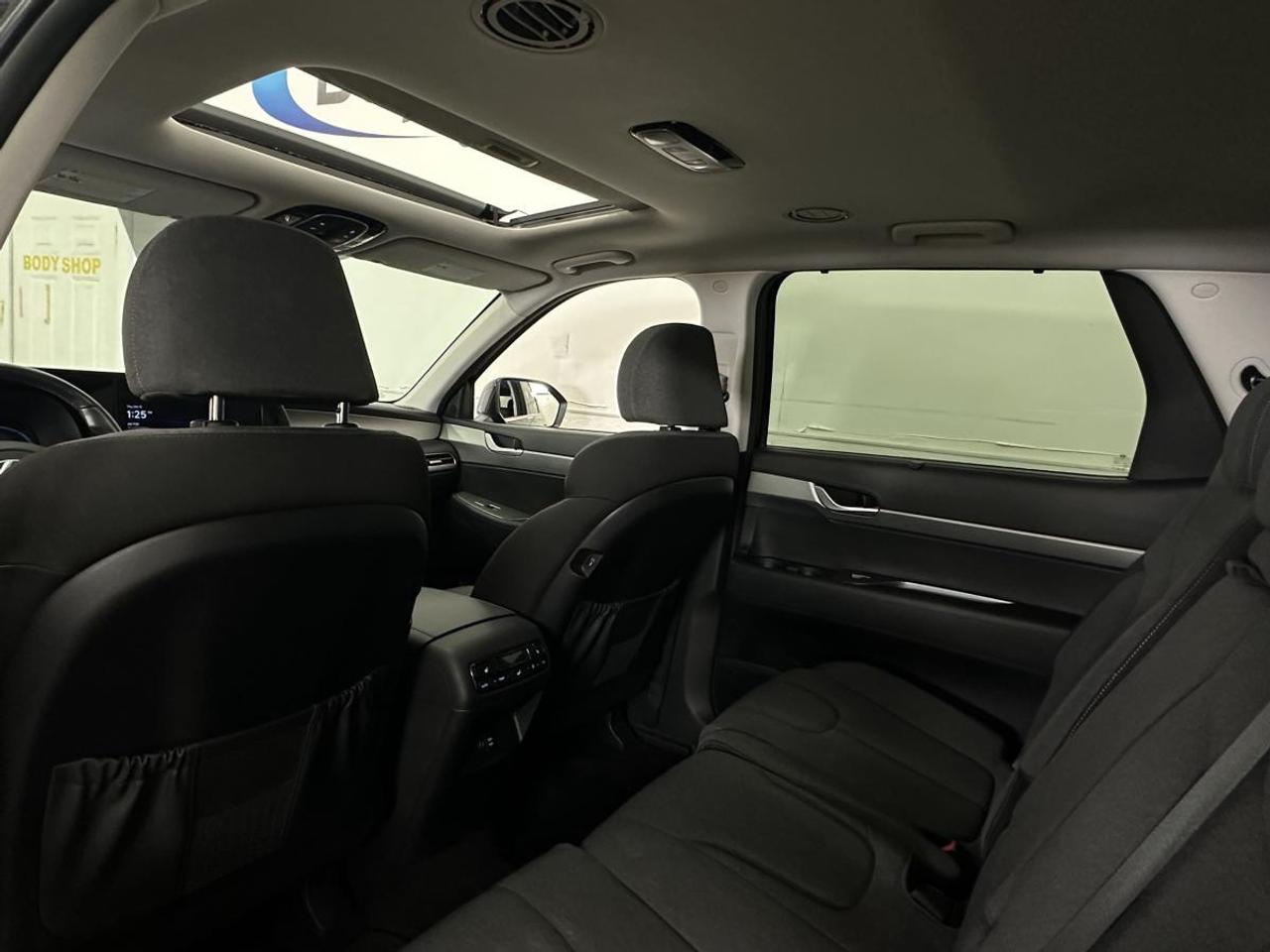 2024 Hyundai PALISADE Preferred PREFERRED/AWD/8-PASSENGER/SUNROOF/33KM/OFF 1 OWNER LEASE! Photo
