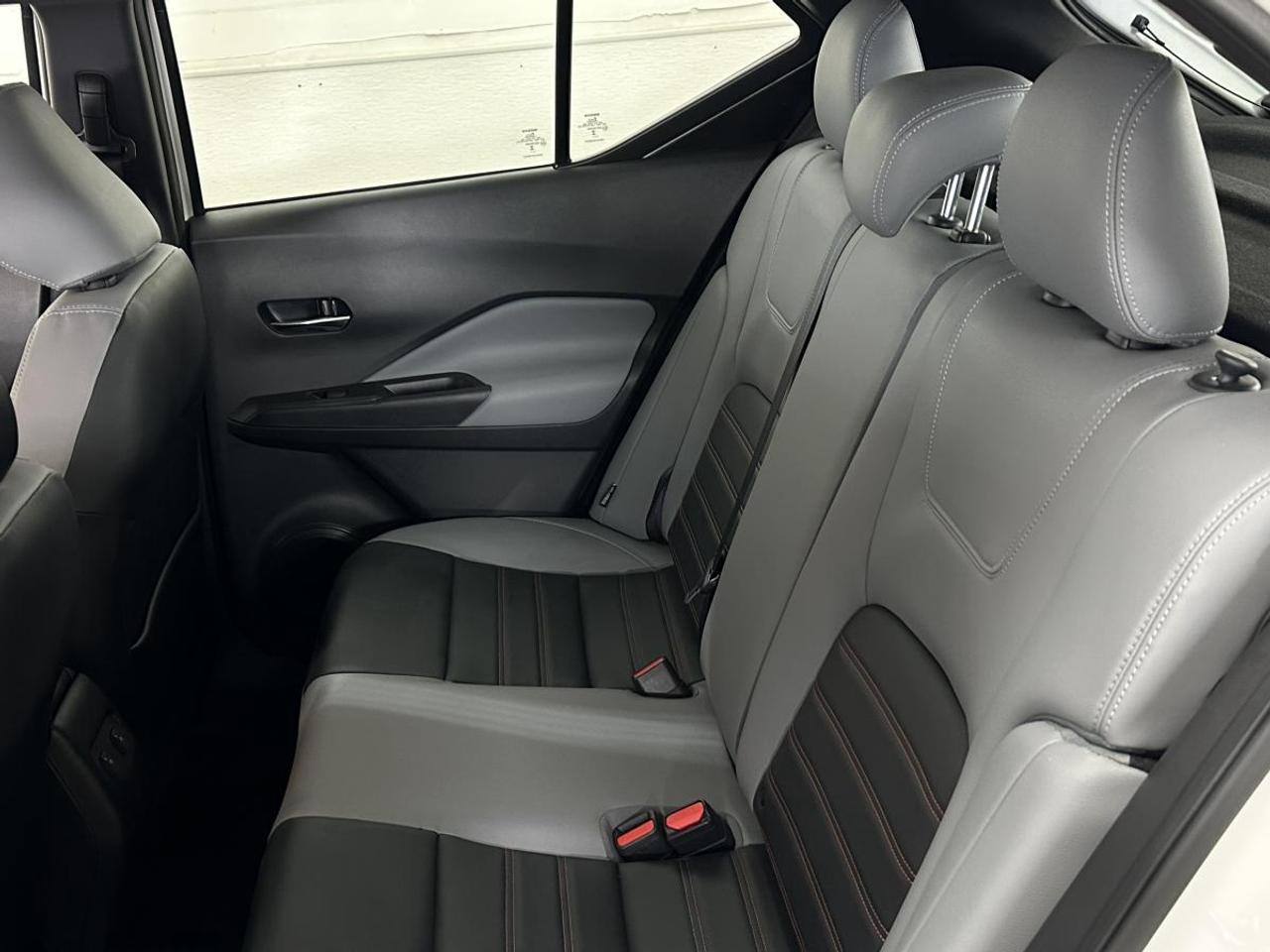 2024 Nissan Kicks SR/PREMIUM/2-TONE LEATHER/2-TONE ROOF/16KM/OFF 1 OWNER LEASE! Photo