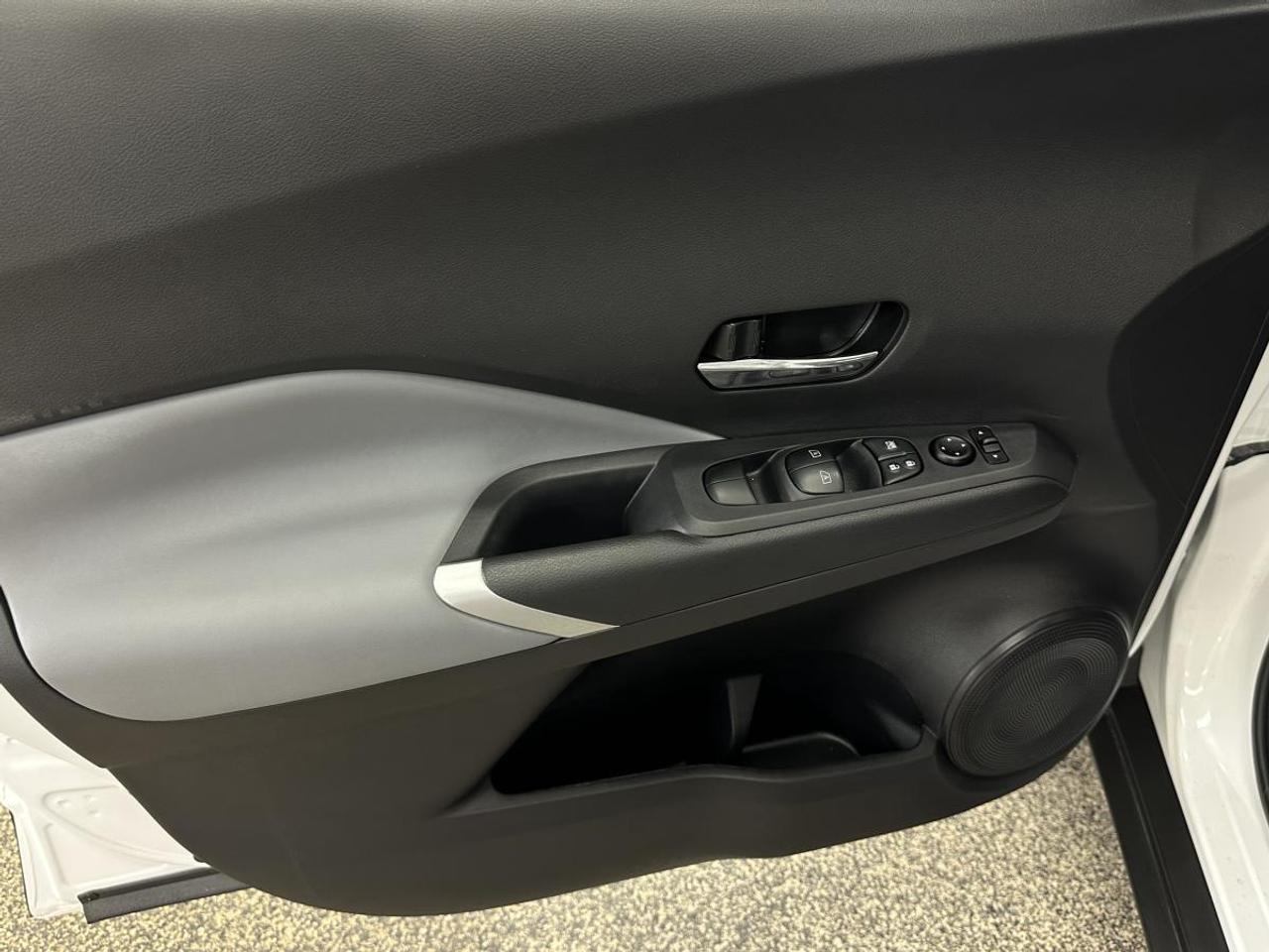 2024 Nissan Kicks SR/PREMIUM/2-TONE LEATHER/2-TONE ROOF/16KM/OFF 1 OWNER LEASE! Photo