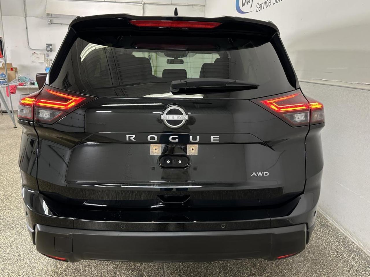 2024 Nissan Rogue S/AWD/27KM/BLACK/OFF 1 OWNER NISSAN LEASE! Photo