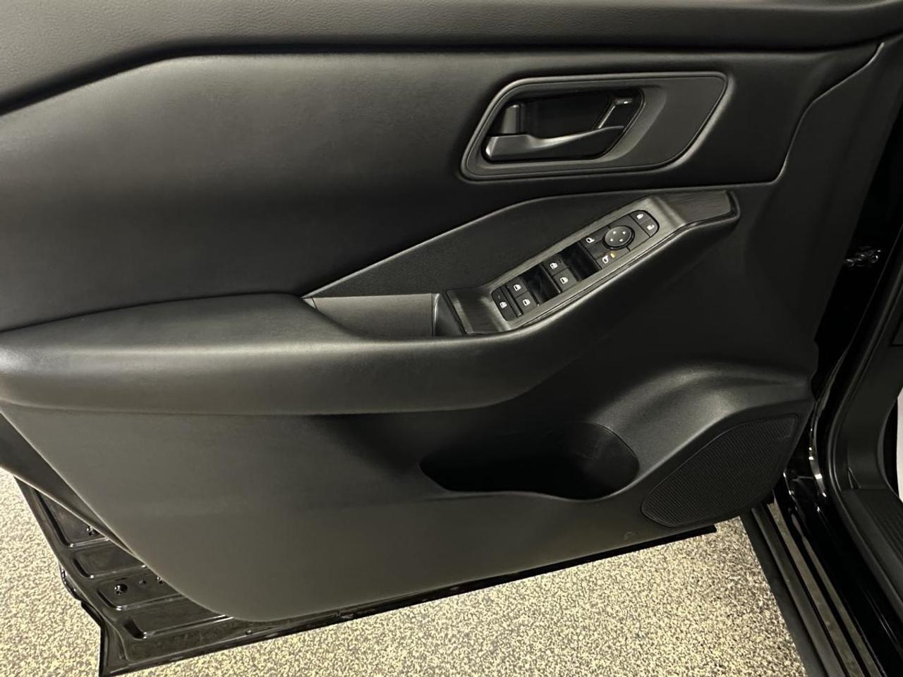 2024 Nissan Rogue S/AWD/27KM/BLACK/OFF 1 OWNER NISSAN LEASE! Photo