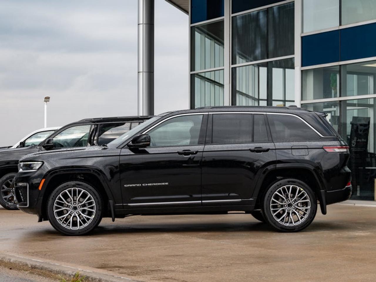 2027 Jeep Grand Cherokee Summit Photo