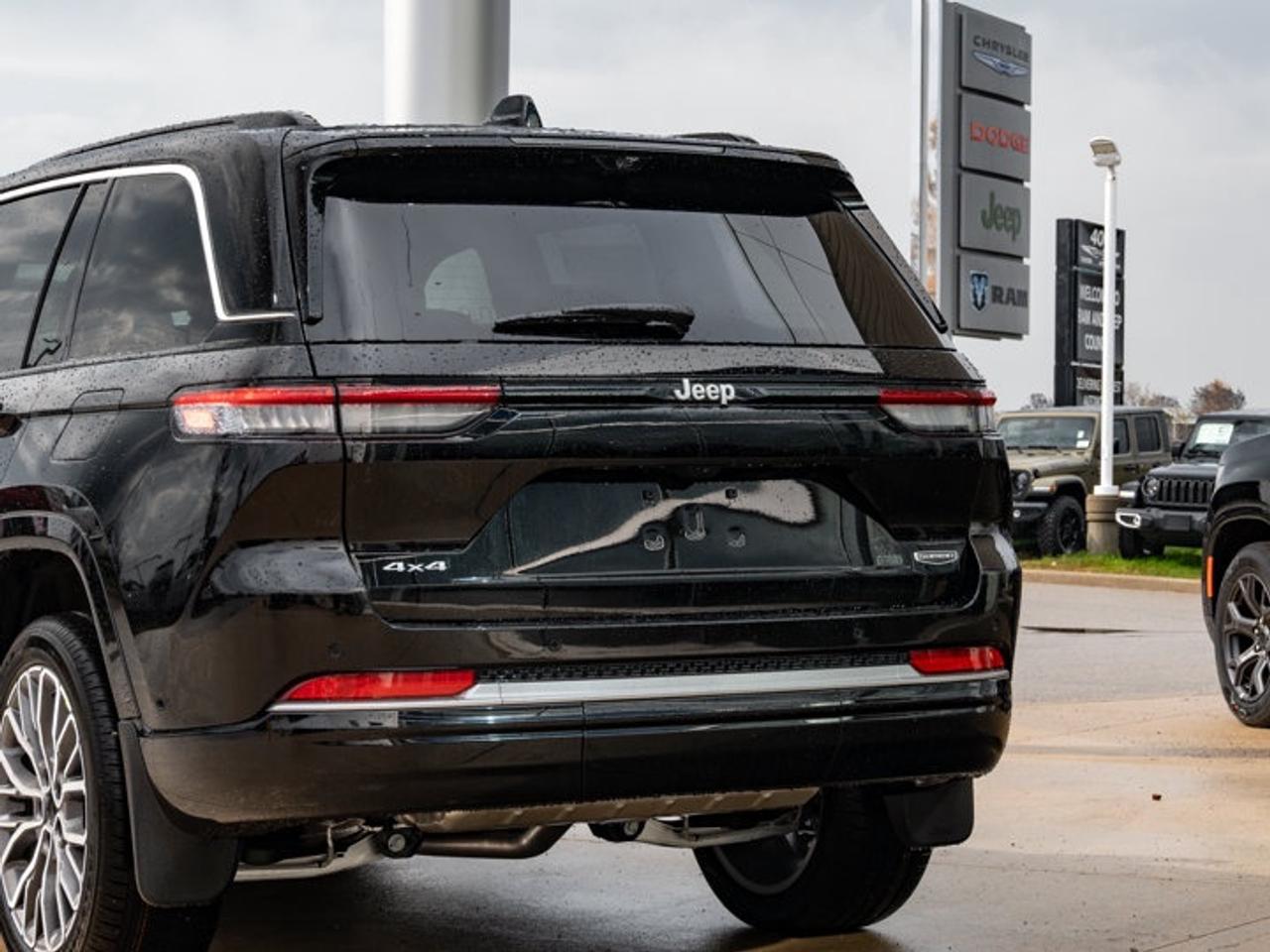 2027 Jeep Grand Cherokee Summit Photo