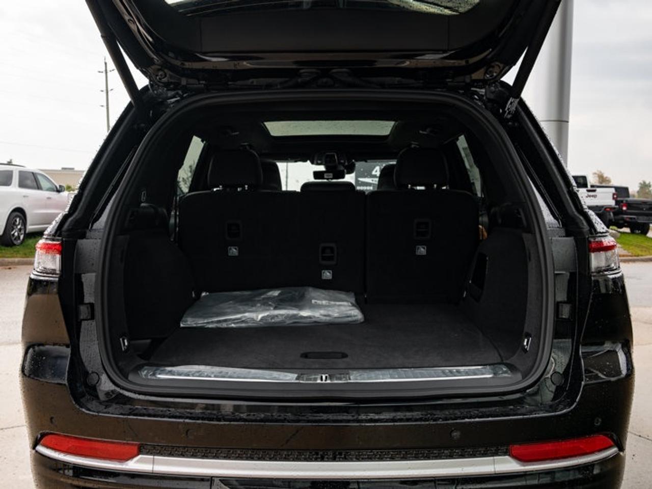 2027 Jeep Grand Cherokee Summit Photo
