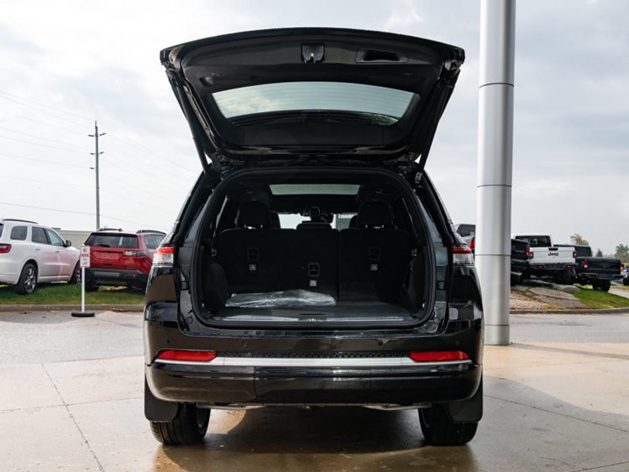 2027 Jeep Grand Cherokee Summit Photo