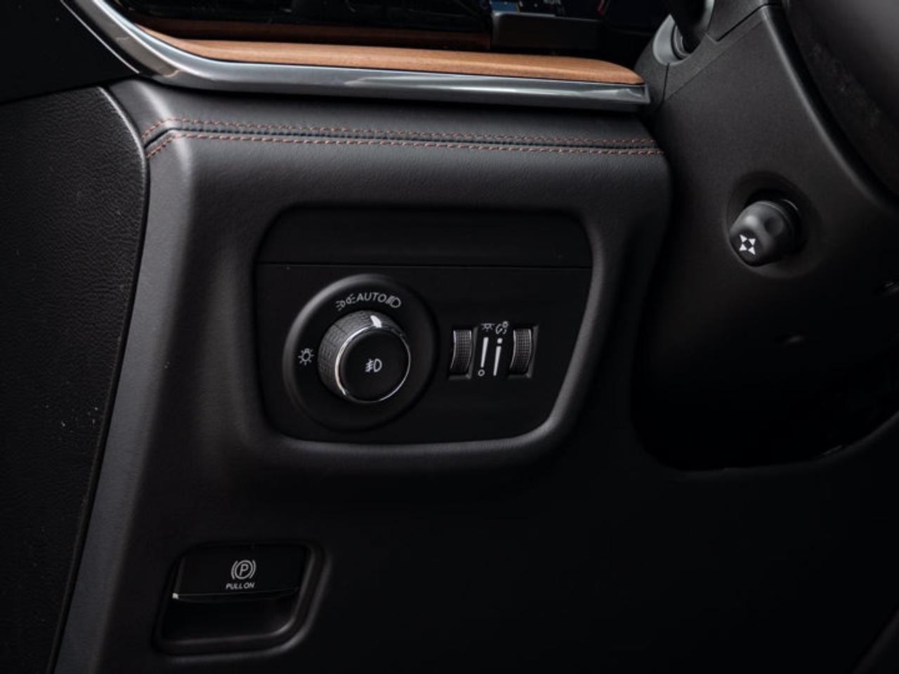 2027 Jeep Grand Cherokee Summit Photo
