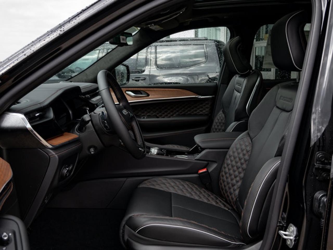 2027 Jeep Grand Cherokee Summit Photo
