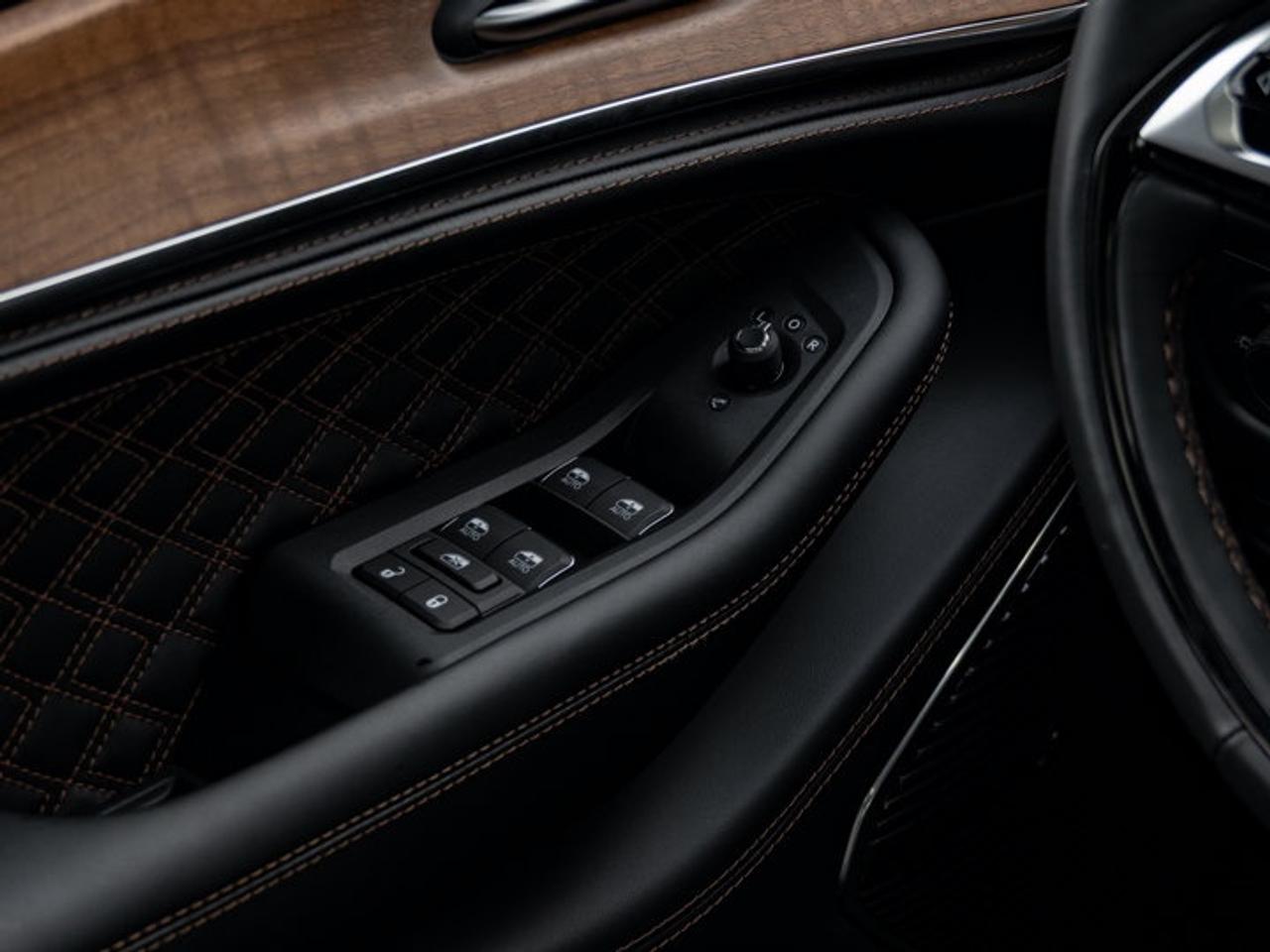 2027 Jeep Grand Cherokee Summit Photo