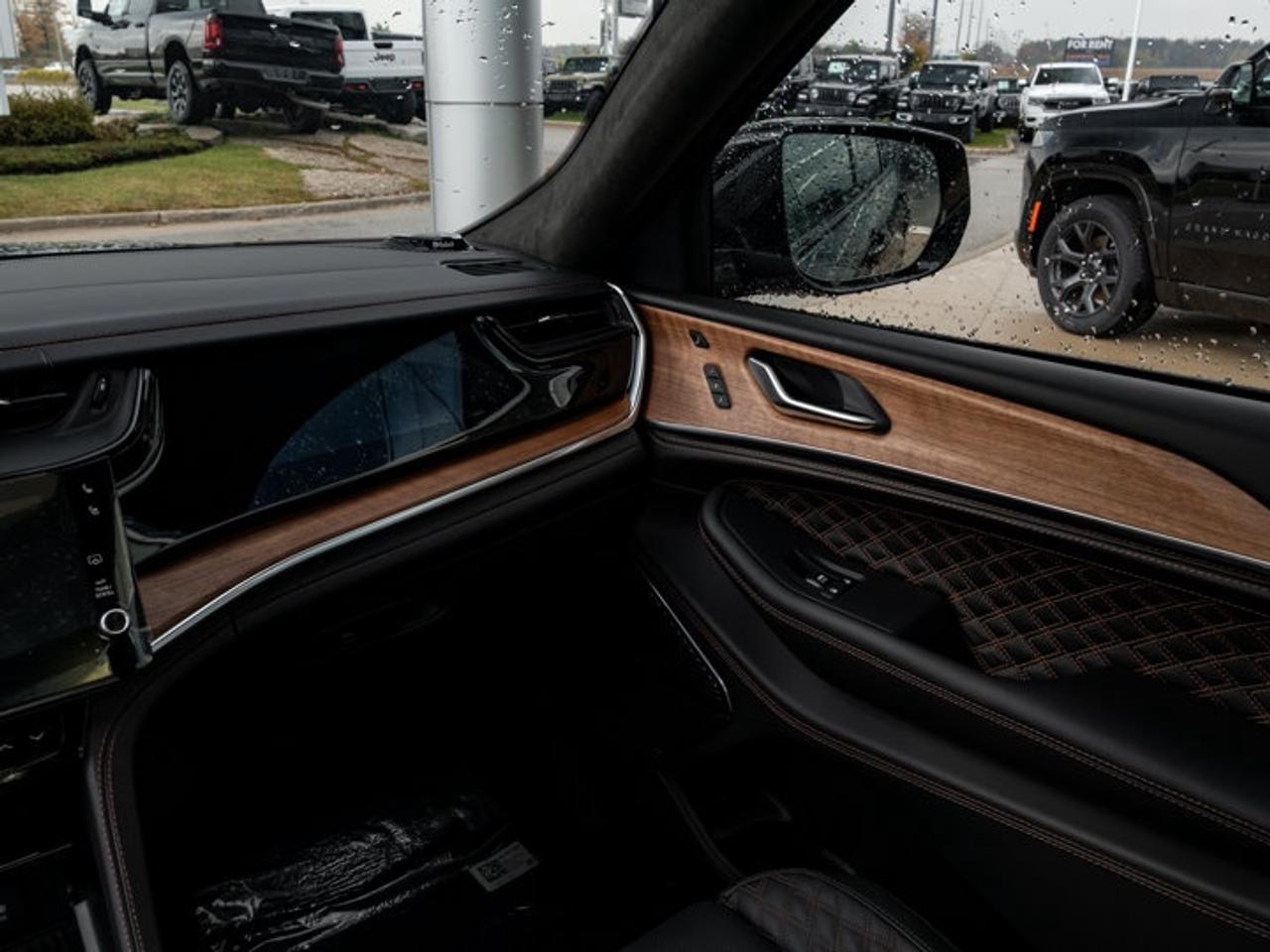 2027 Jeep Grand Cherokee Summit Photo