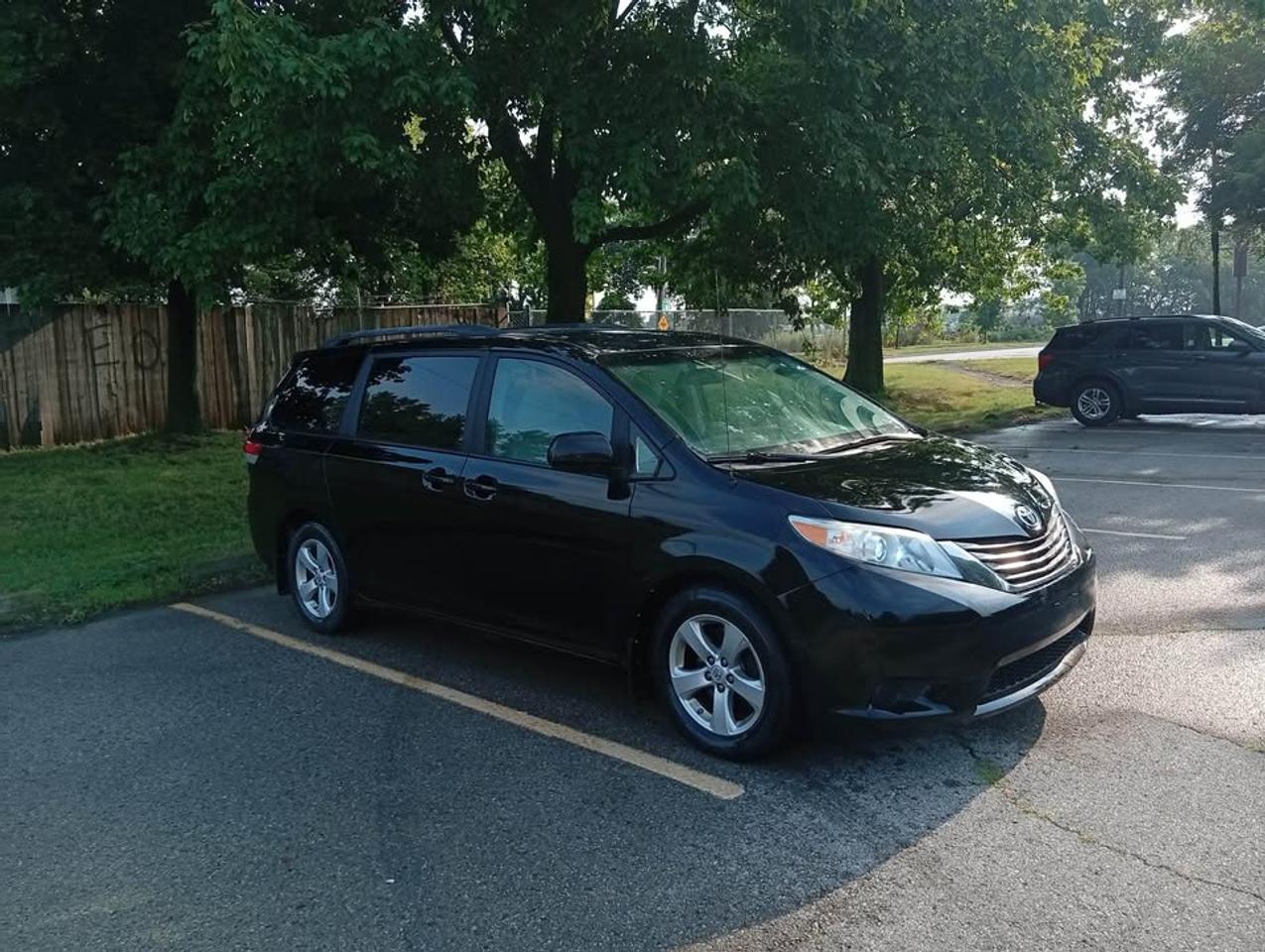 2013 Toyota Sienna LE Photo0