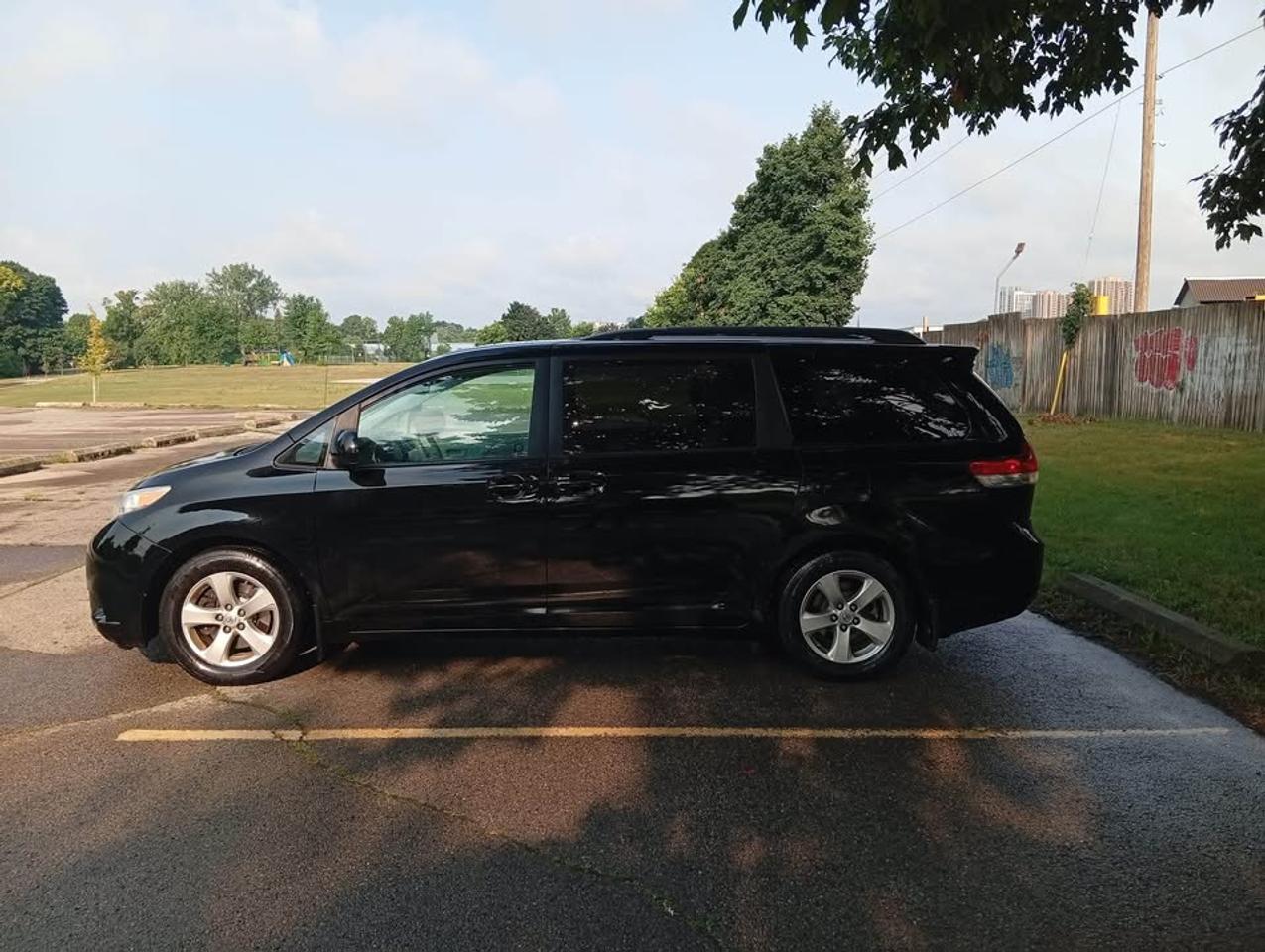 2013 Toyota Sienna LE Photo1
