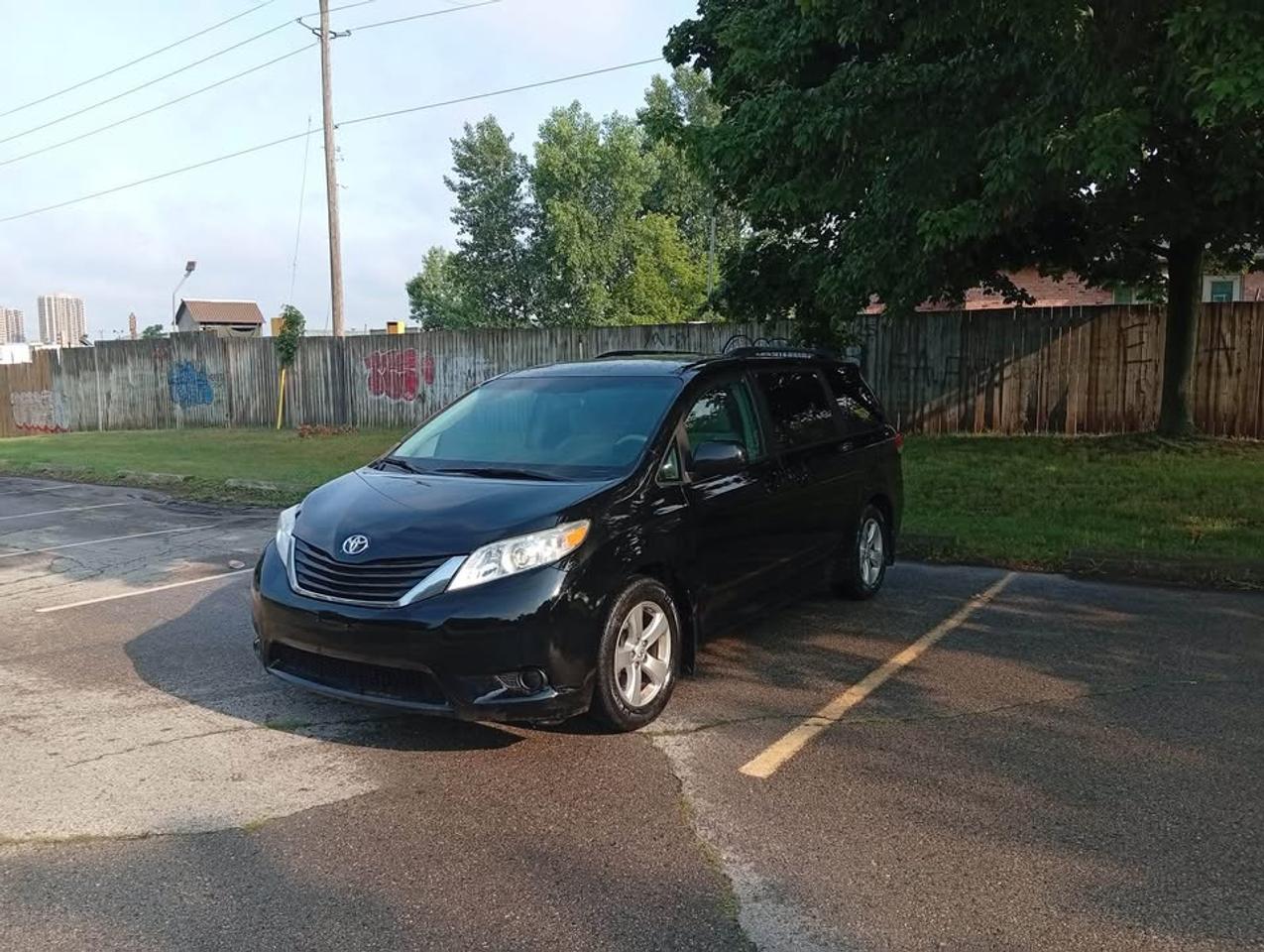 2013 Toyota Sienna LE Photo2