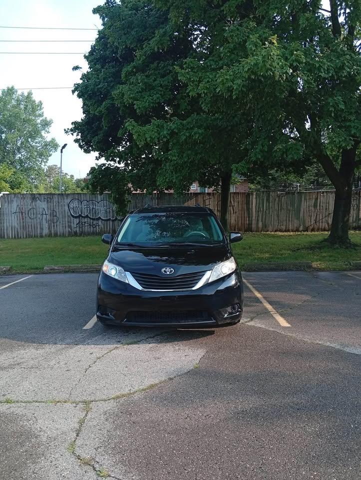 2013 Toyota Sienna LE Photo3