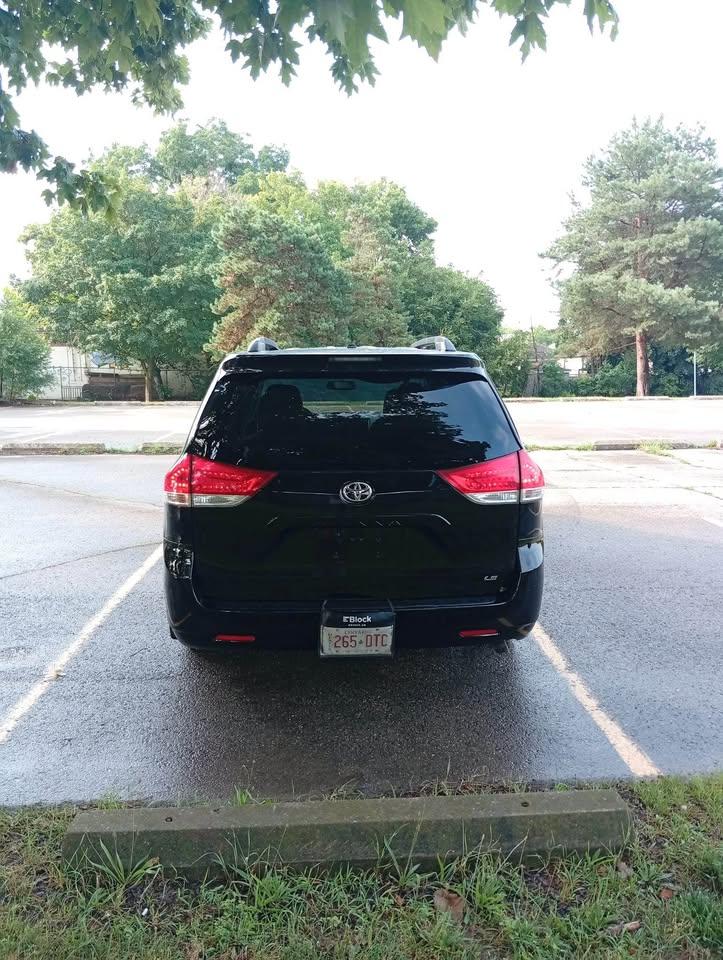 2013 Toyota Sienna LE Photo4
