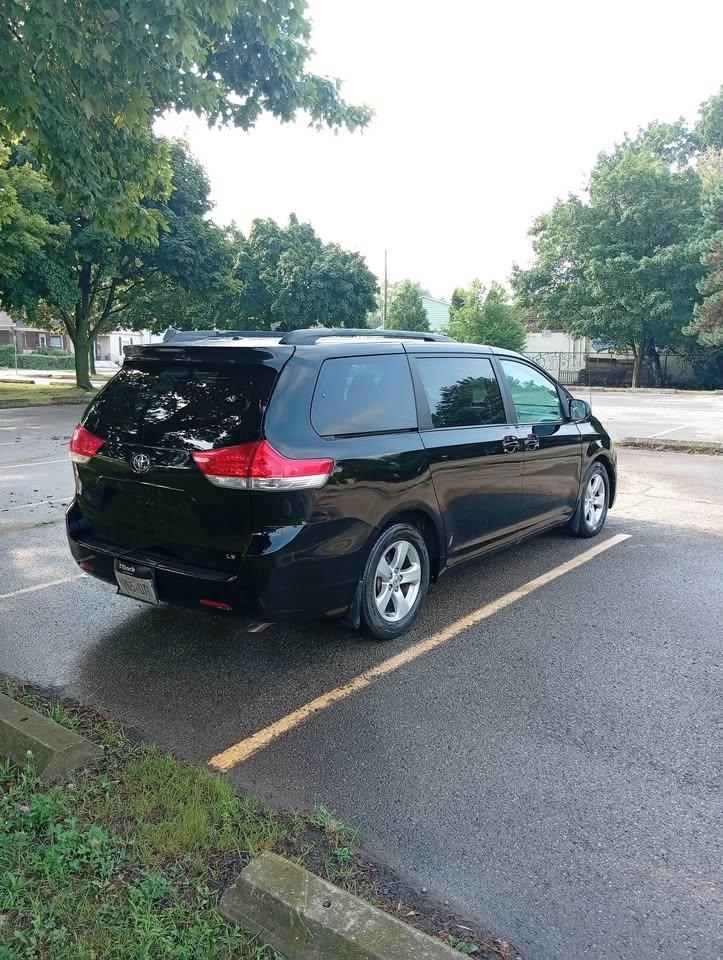 2013 Toyota Sienna LE Photo