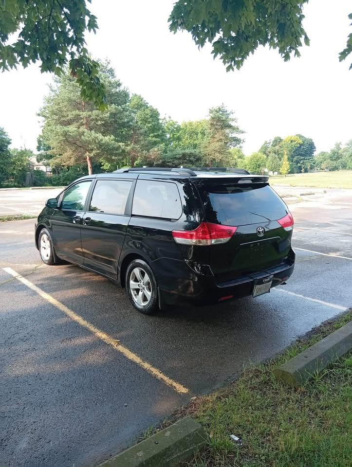 2013 Toyota Sienna LE Photo