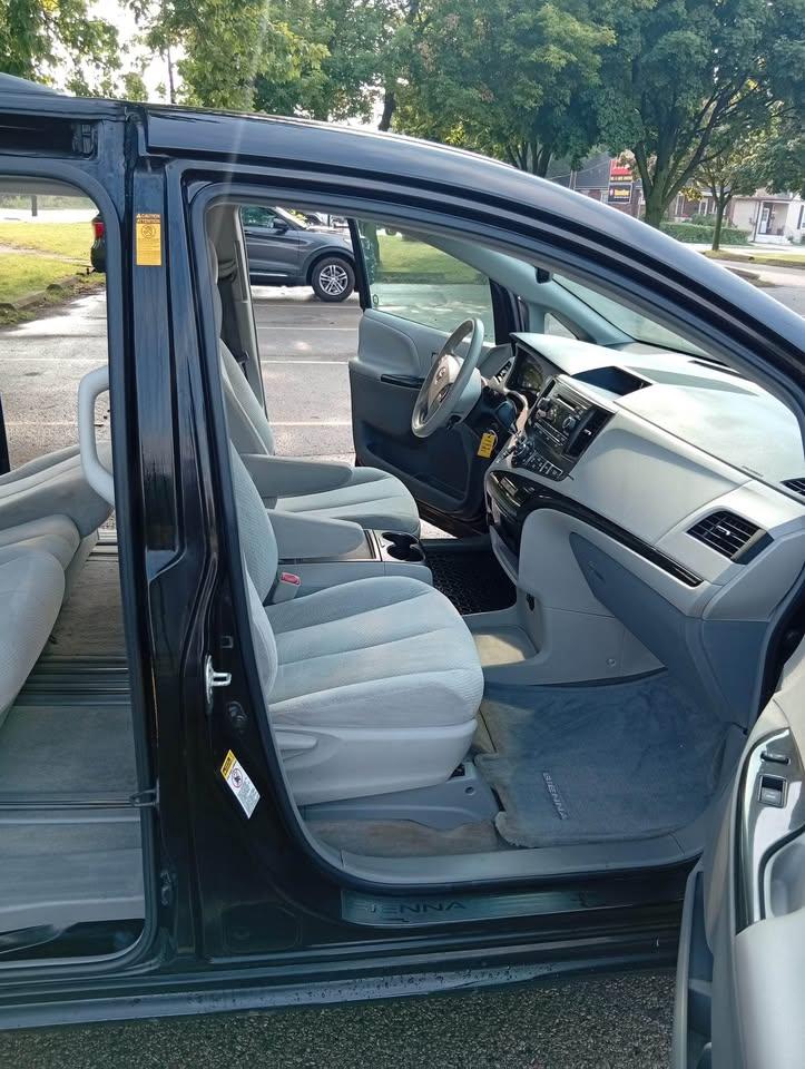 2013 Toyota Sienna LE Photo