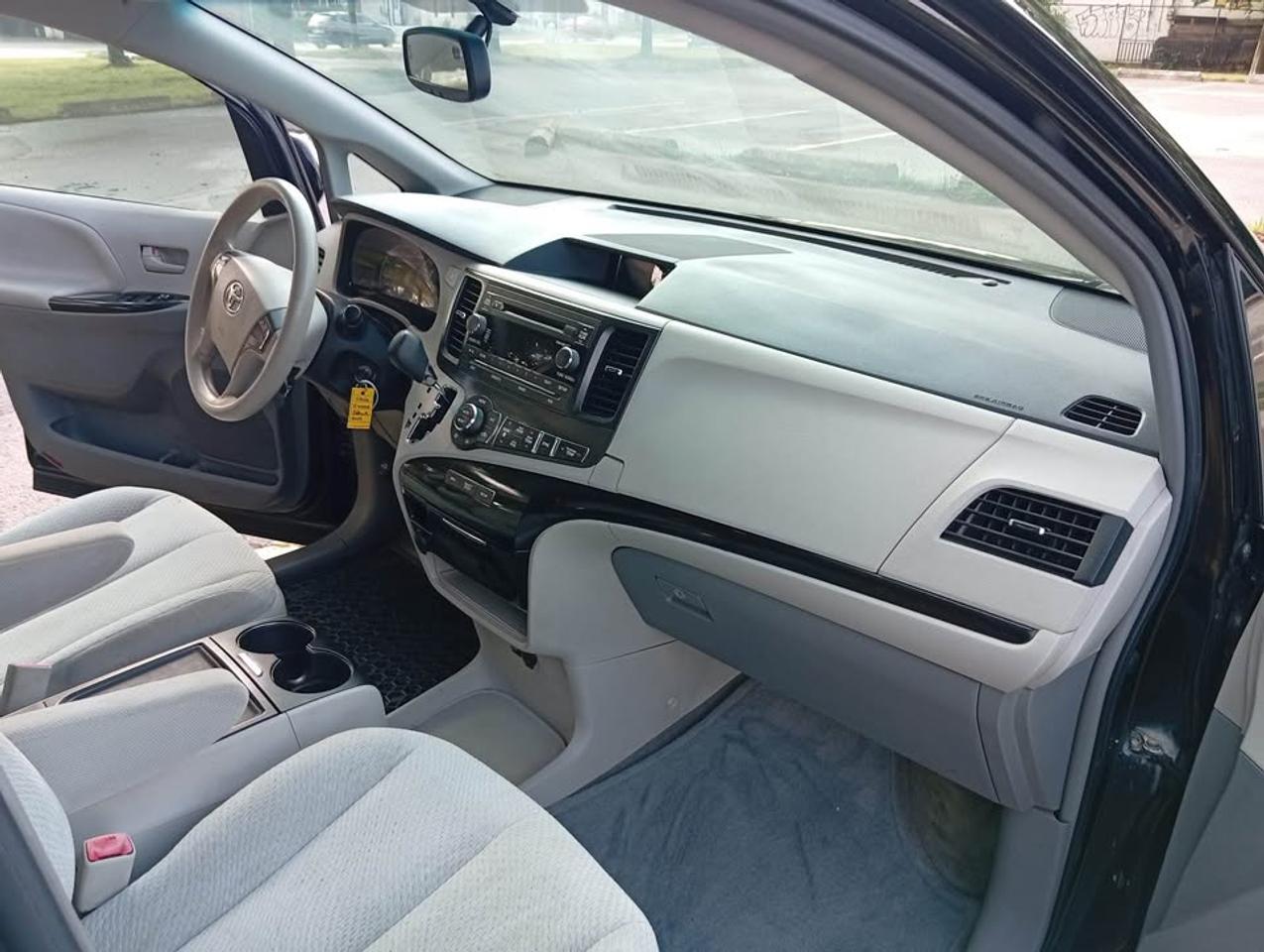 2013 Toyota Sienna LE Photo