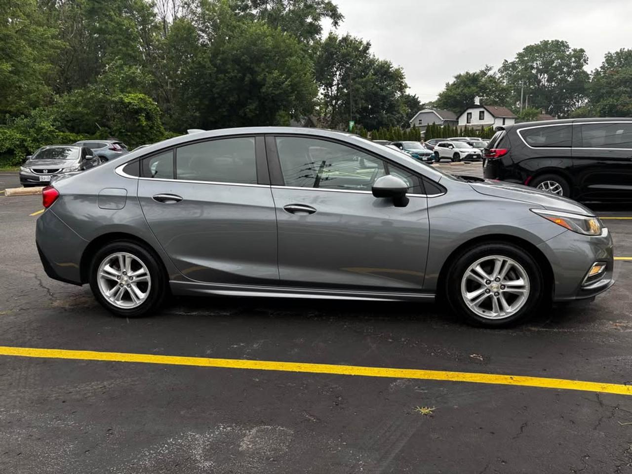 2018 Chevrolet Cruze LT Photo2