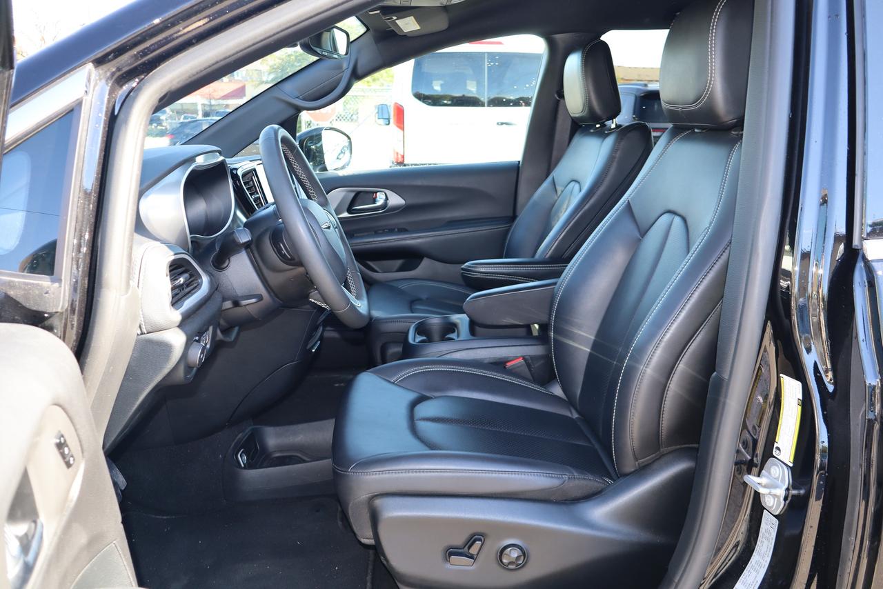 2025 Chrysler Pacifica Select FWD Photo