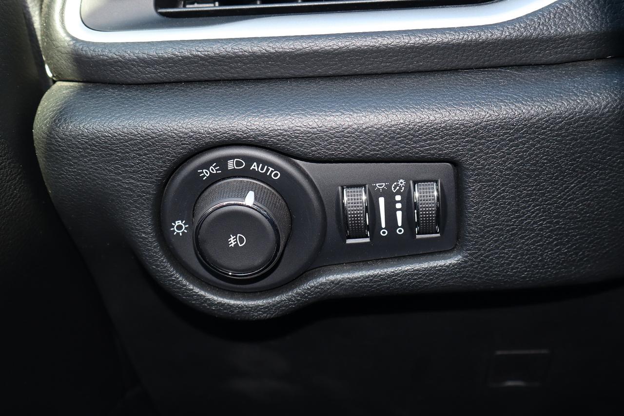 2025 Chrysler Pacifica Select FWD Photo