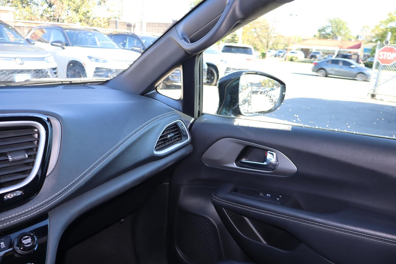 2025 Chrysler Pacifica Select FWD Photo
