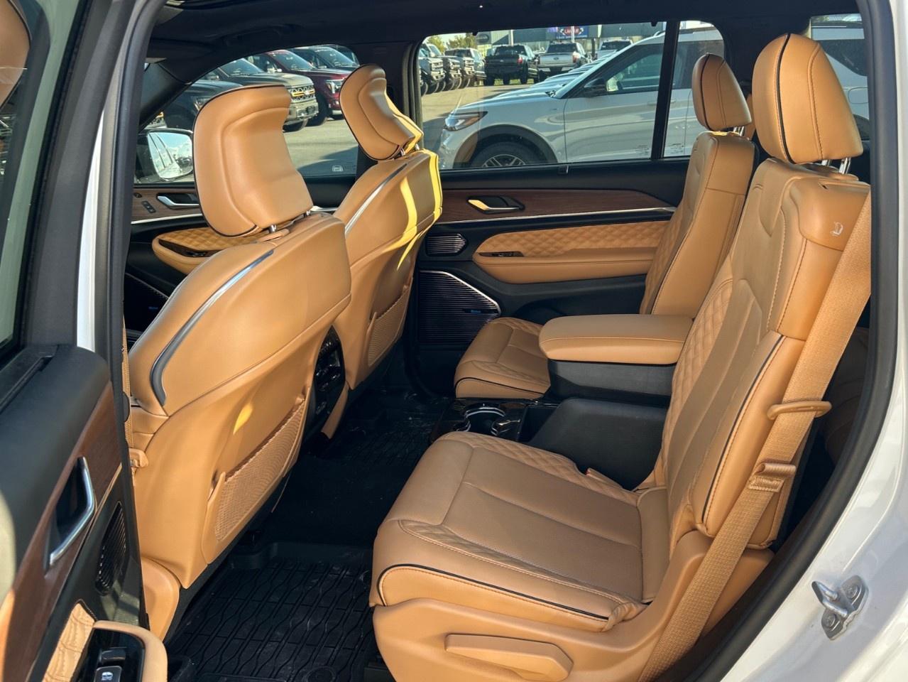 2024 Jeep Grand Cherokee L Summit 4x4 Photo