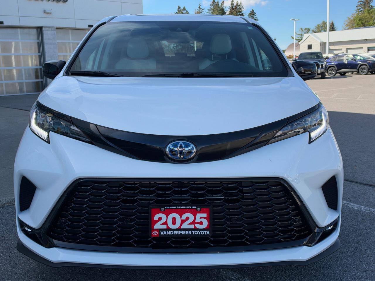 2025 Toyota Sienna XSE 7-Passenger XSE AWD TECH PKG! Photo