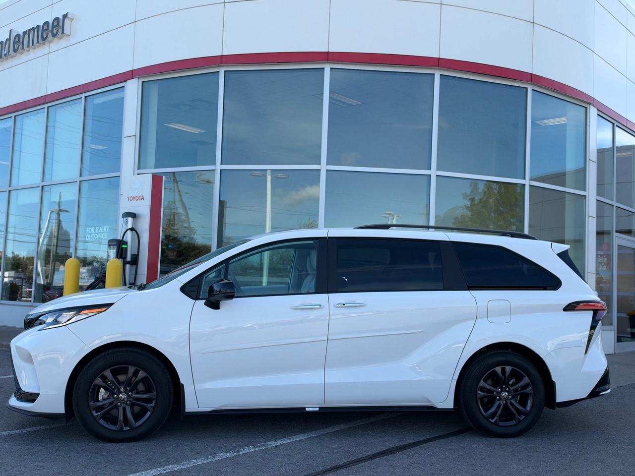 2025 Toyota Sienna XSE 7-Passenger XSE AWD TECH PKG! Photo