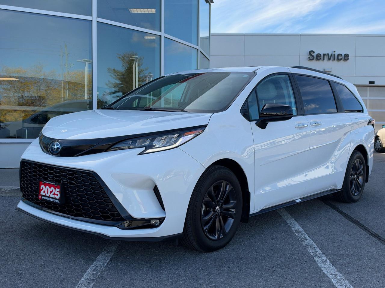 2025 Toyota Sienna XSE 7-Passenger XSE AWD TECH PKG! Photo0