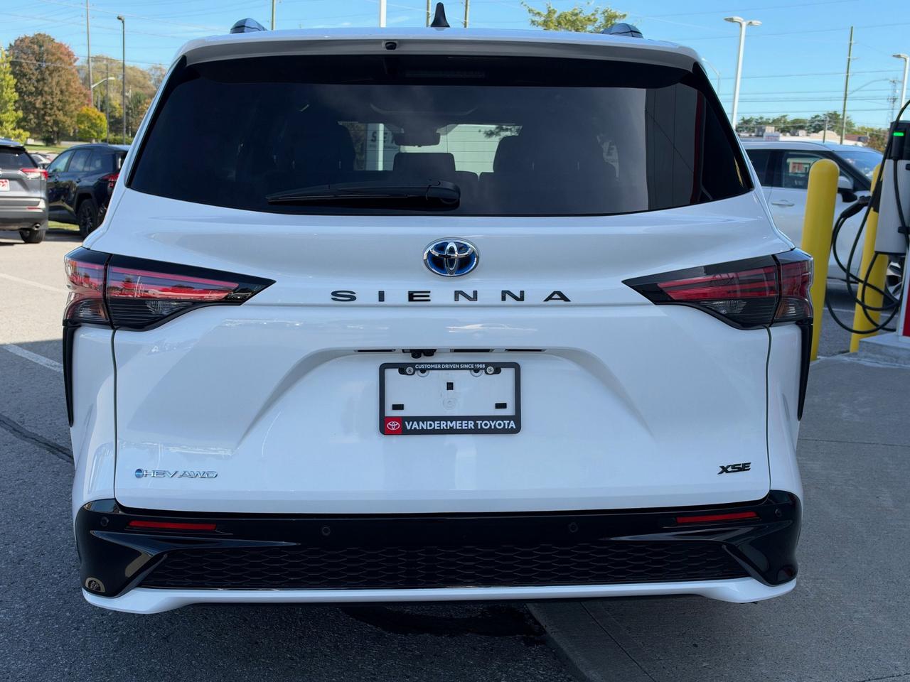 2025 Toyota Sienna XSE 7-Passenger XSE AWD TECH PKG! Photo