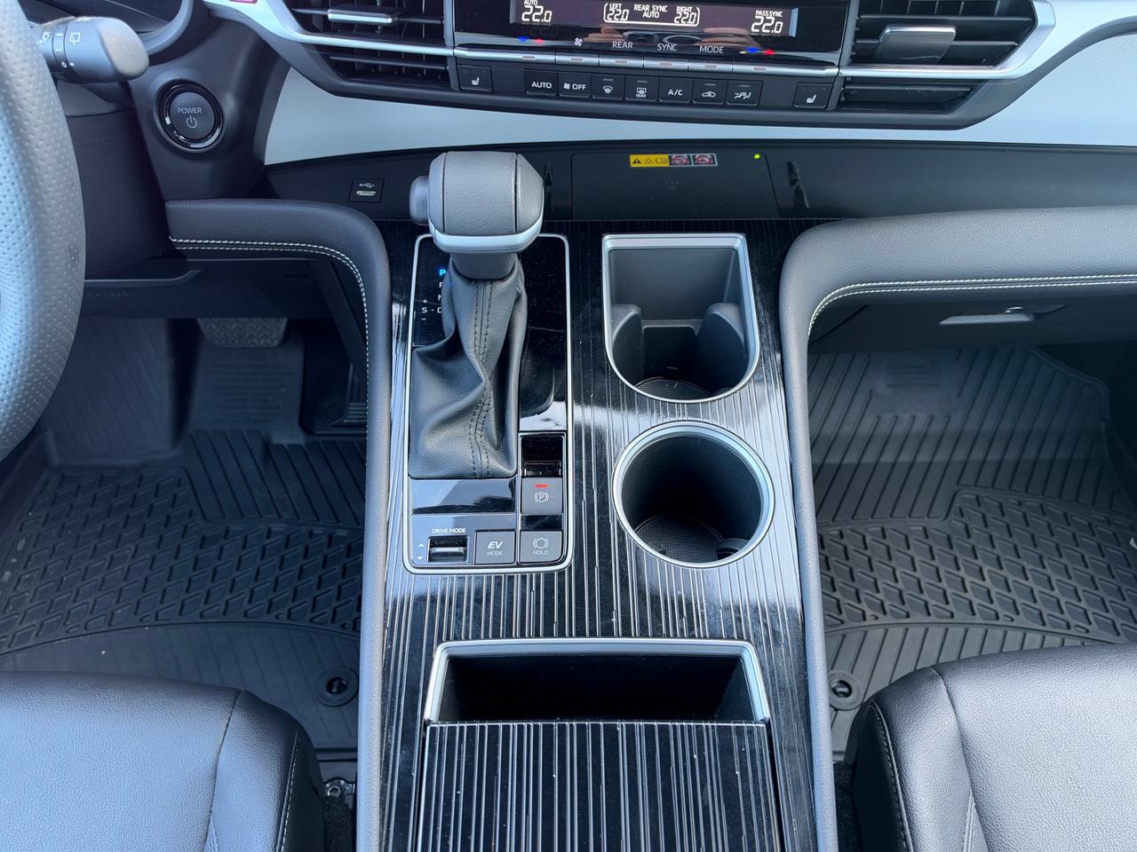 2025 Toyota Sienna XSE 7-Passenger XSE AWD TECH PKG! Photo