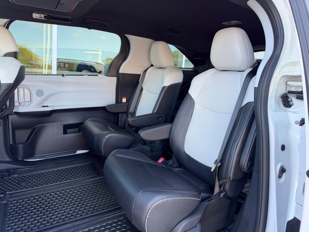 2025 Toyota Sienna XSE 7-Passenger XSE AWD TECH PKG! Photo