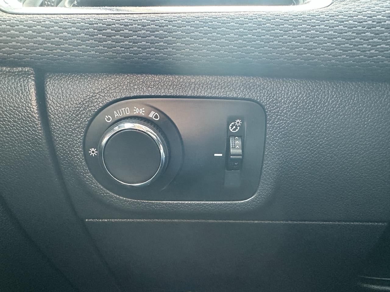 2017 Chevrolet Cruze LT Hatchback HTD-Cloth RemoteStart Bluetooth RvCam Photo