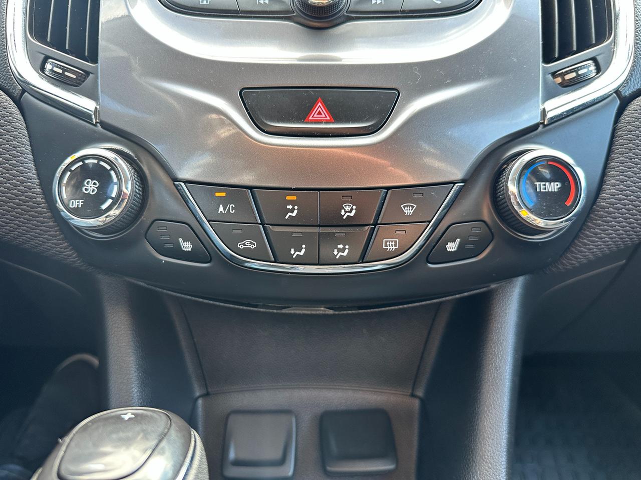 2017 Chevrolet Cruze LT Hatchback HTD-Cloth RemoteStart Bluetooth RvCam Photo
