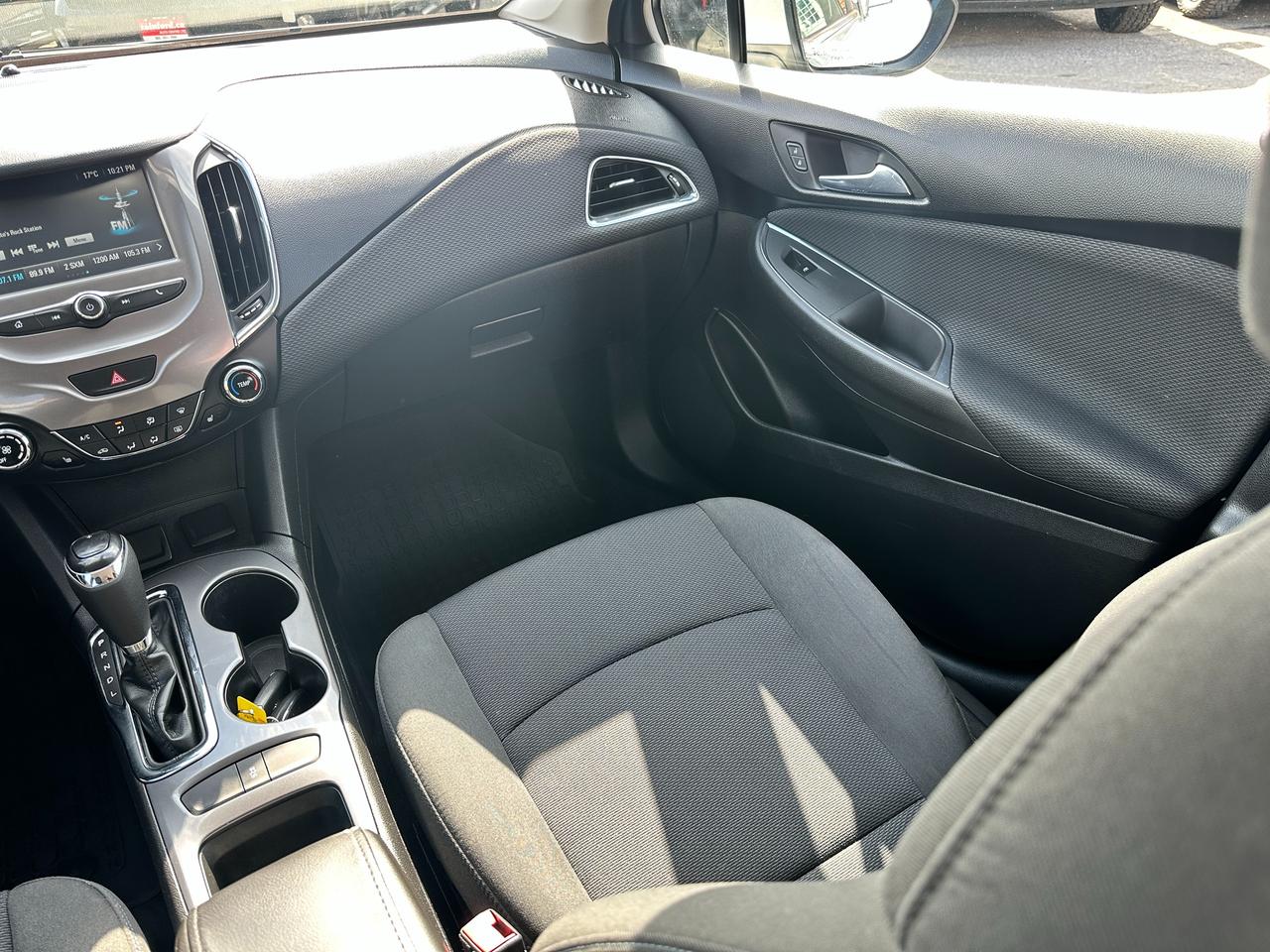 2017 Chevrolet Cruze LT Hatchback HTD-Cloth RemoteStart Bluetooth RvCam Photo
