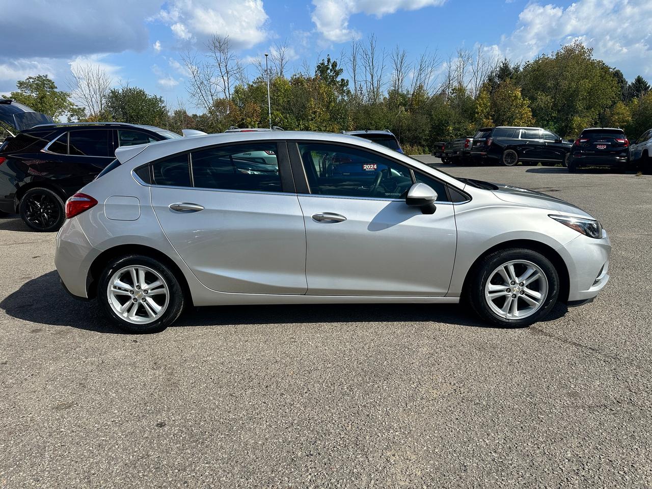 2017 Chevrolet Cruze LT Hatchback HTD-Cloth RemoteStart Bluetooth RvCam Photo4
