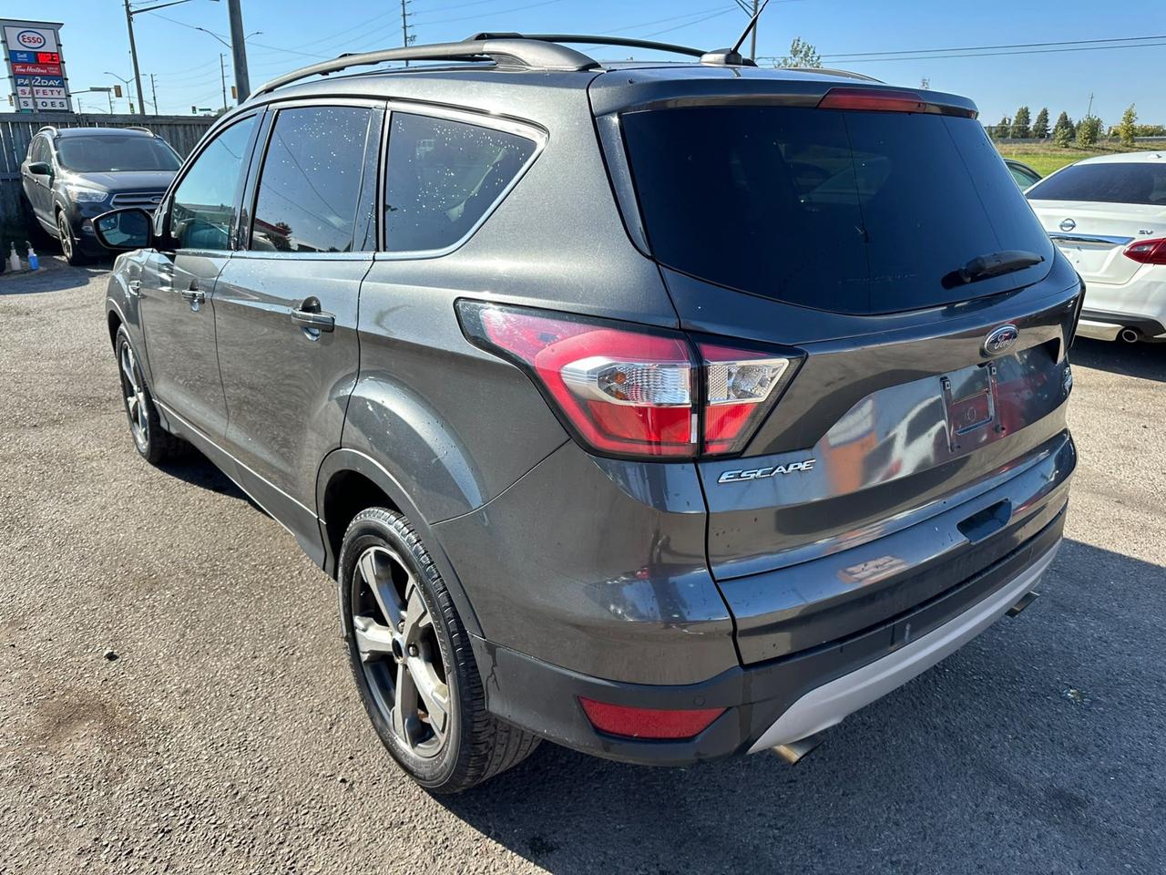 2017 Ford Escape SE, LEATHER, ROOF, NAVI, WINTER WHEELS, AS IS Photo2
