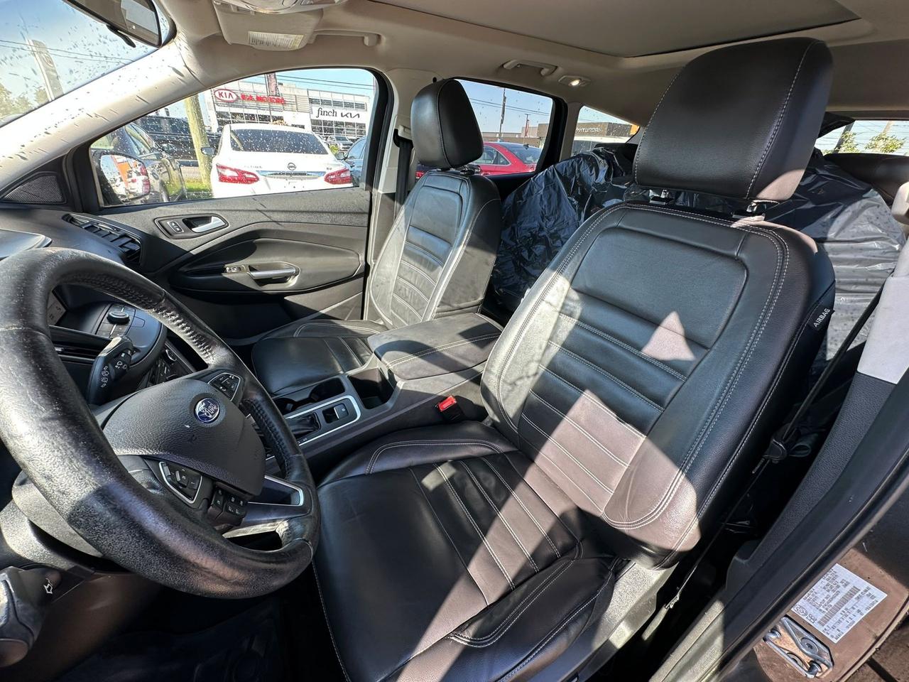 2017 Ford Escape SE, LEATHER, ROOF, NAVI, WINTER WHEELS, AS IS Photo