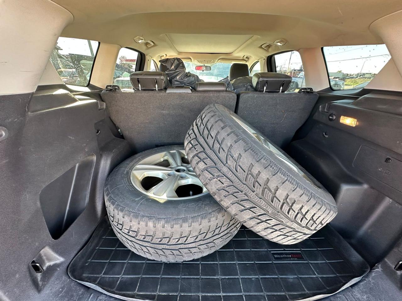 2017 Ford Escape SE, LEATHER, ROOF, NAVI, WINTER WHEELS, AS IS Photo