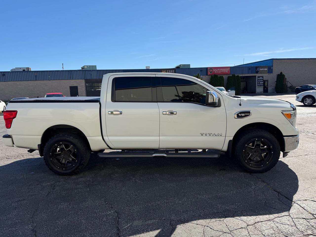 2017 Nissan Titan 4WD Crew Cab SV - LOADED! LEATHER 4X4 V8 Photo3
