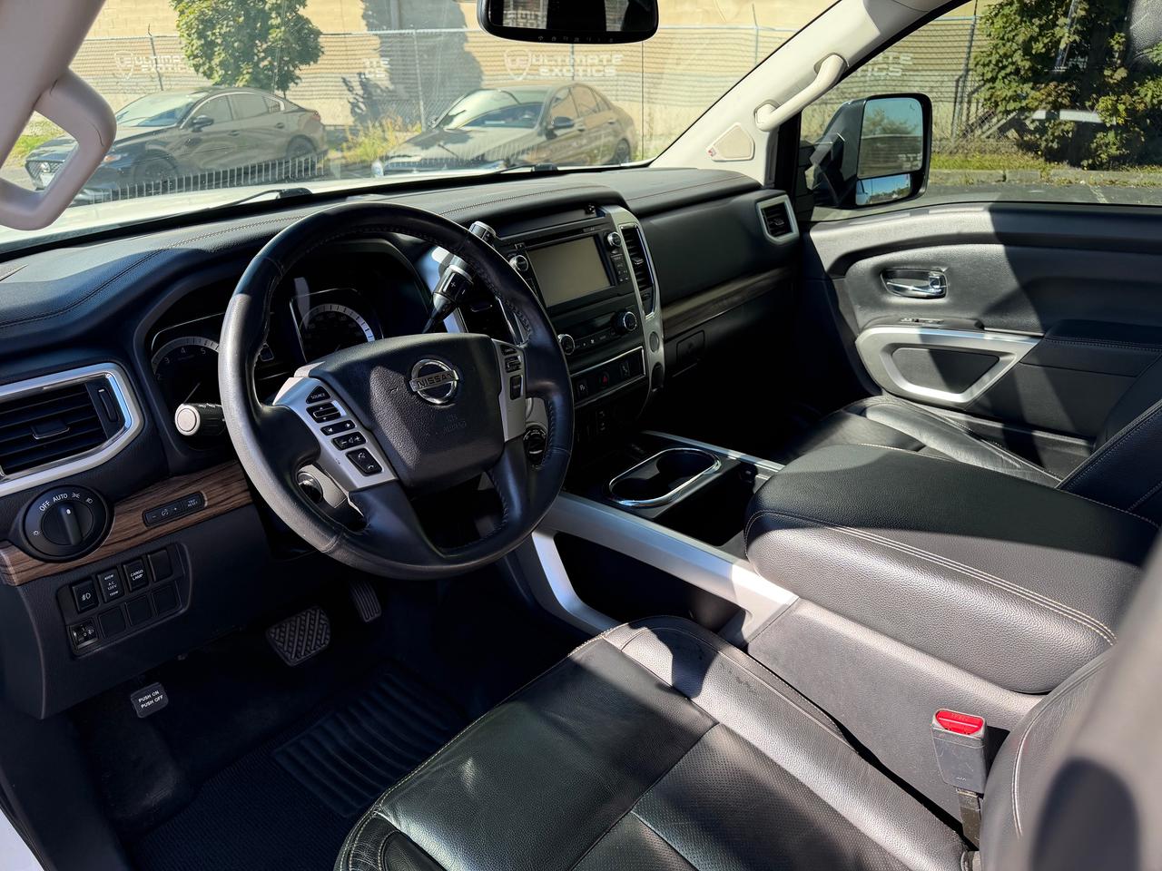2017 Nissan Titan 4WD Crew Cab SV - LOADED! LEATHER 4X4 V8 Photo